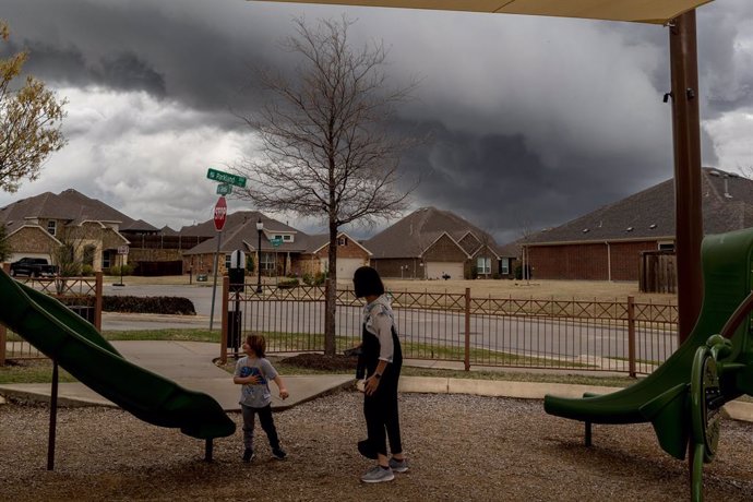 16 March 2023, US, Northlake: A massive storm sweeps across the skies of Northlake, as the National Weather Service declares a Tornado Watch. Photo: Chris Rusanowsky/ZUMA Press Wire/dpa