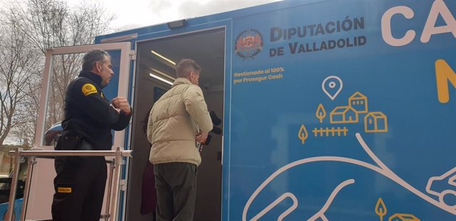 Cajero móvil de la Diputación de Valladolid en una de sus paradas en su recorrido por las localidades de la provincia, un proyecto pionero "sobre ruedas" lleva los servicios financieros al mundo rural y a los mayores