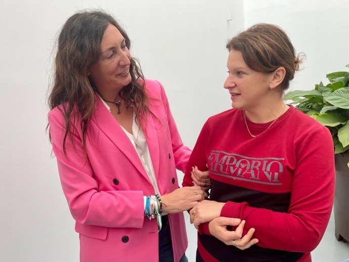 La consejera de Inclusión Social, Loles López, con una joven refuagiada de Ucrania