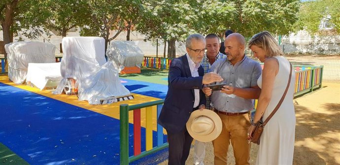 El delegado de Hábitat Urbano, Juan Manuel Flores, junto a un parque infantil.