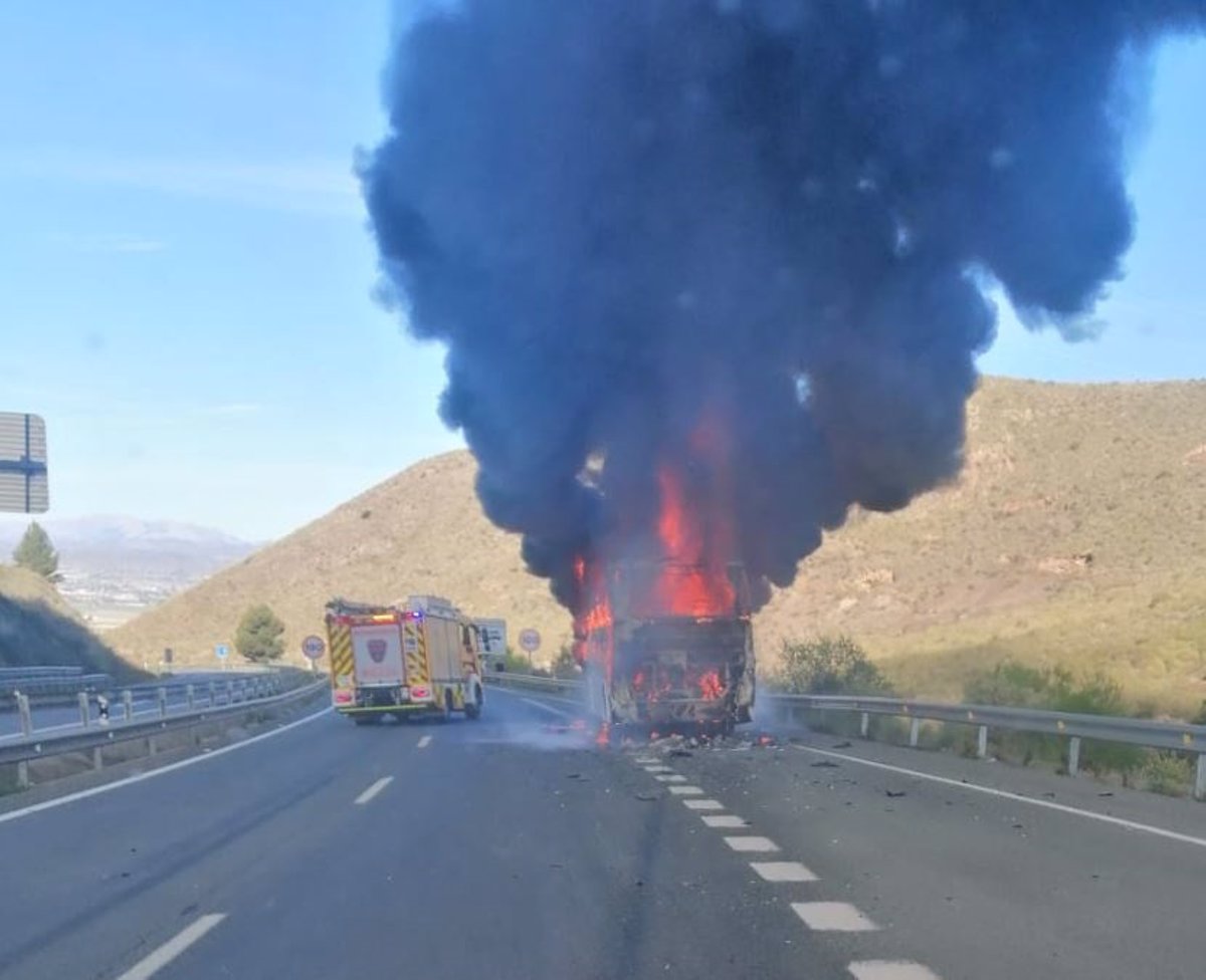 Arde un autobús en Lorca cuando circulaba por la RM-11