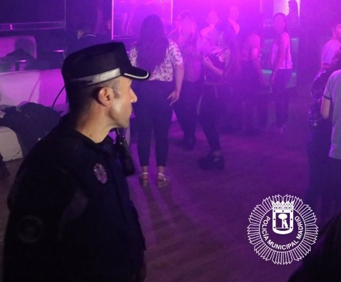 Archivo - Agente de Policía Municipal de Madrid durante una inspección en un bar de copas