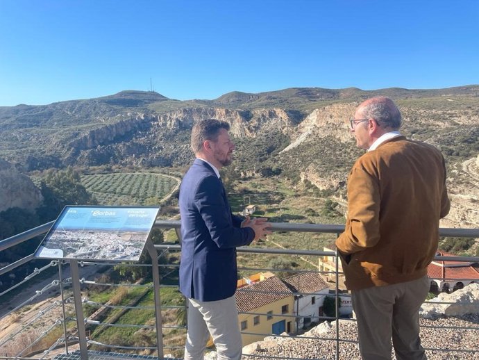 Visita a las obras de recuperación del entorno de la muralla del Castillo de Sorbas