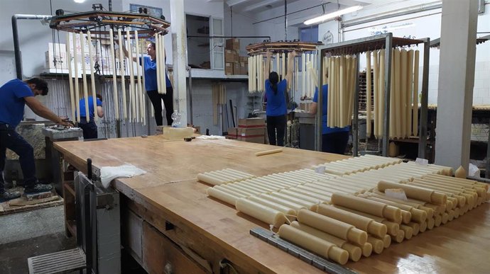 Archivo - Fabricación de velas en Cera Bellido.