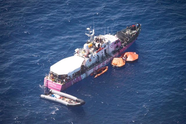 Archivo - El barco de rescate 'Louise Michel' 