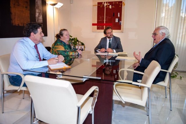 El delegado del Gobierno, Antonio Granados, mantiene una reunión con el decano de la Facultad de Derecho, José Luis Pérez-Serrabona.