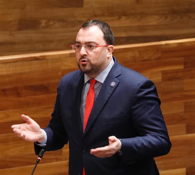 El presidente del Principado, Adrián Barbón, en la Junta General.