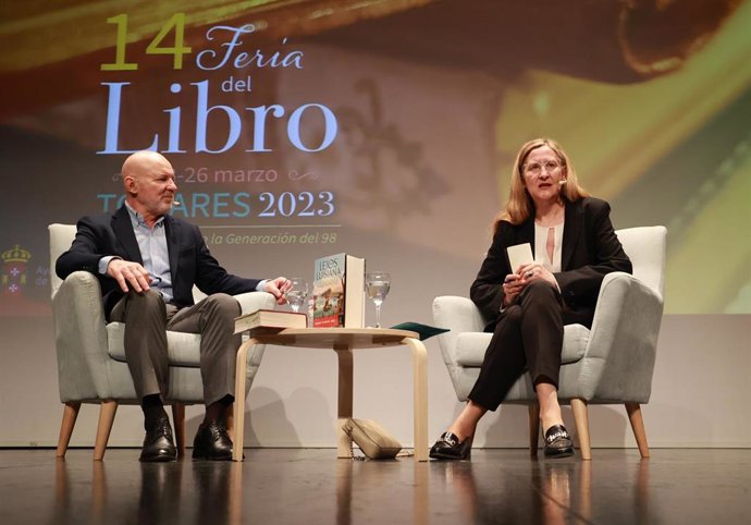 El periodista Jesús Vigorra conversa con Luz Gabás en la penúltima jornada de la Feria del Libro de Tomares.
