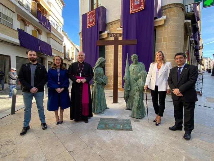 El presidente de la Diputación, la alcaldesa de Baeza, el obispo de Jaén, la presidenta de la Agrupación Arciprestal de Cofradías de Baeza y el escultor del monumento a la Semana Santa de la localidad.