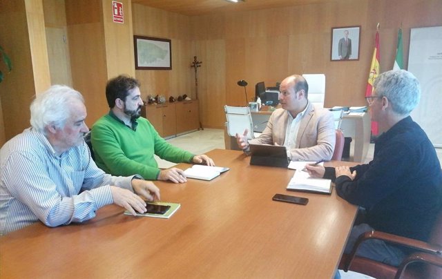 El delegado territorial Óscar Curtido y la Asociación Forestal Andaluza mantienen una reunión de trabajo.