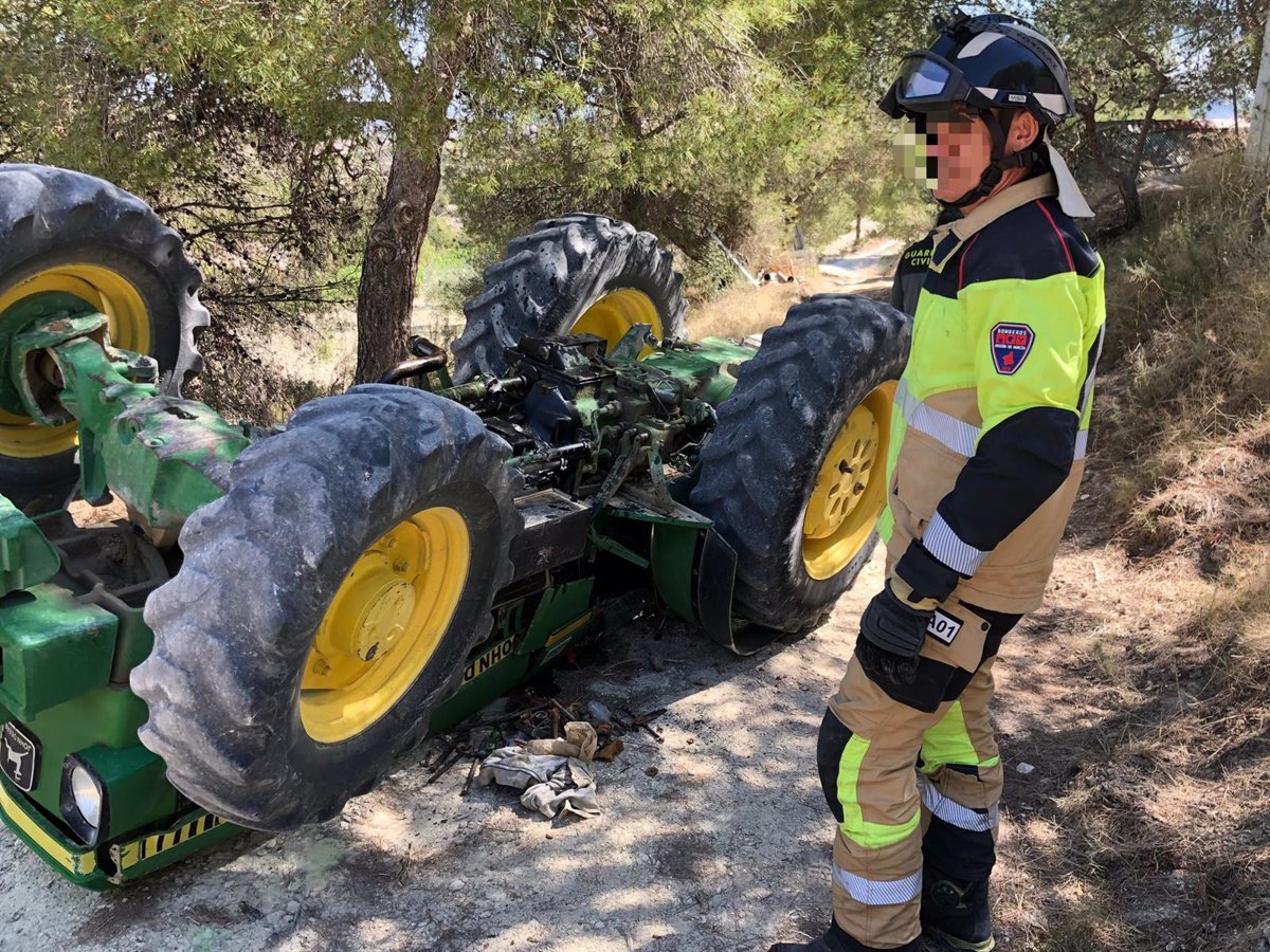 Un hombre de 76 años fallece en Mula tras quedar atrapado debajo de su tractor