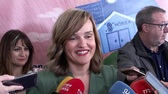 La ministra de Educación y Formación Profesional, Pilar Alegría, en declaraciones a los medios con motivo de la inauguración en Navalmoral de la Mata del I Congreso de Escuela Rural.