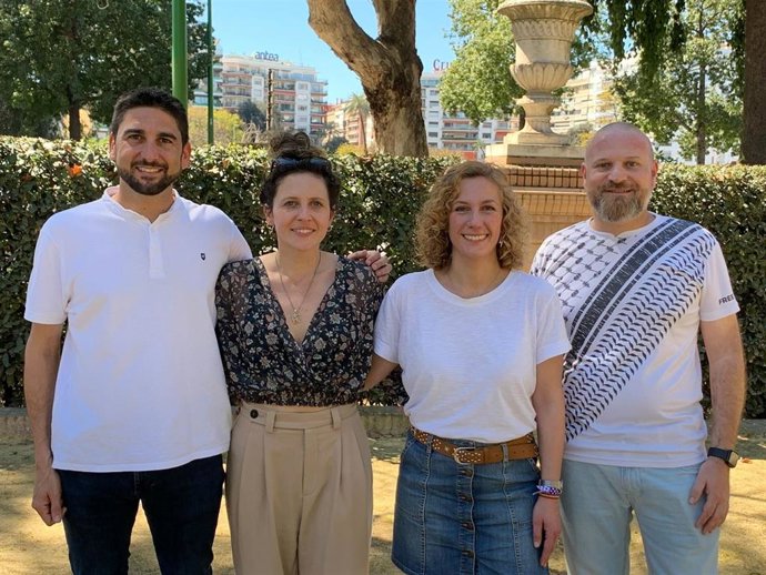 Susana Hornillo e Ismael Sánchez, con los dirigentes de Alternativa Republicana.
