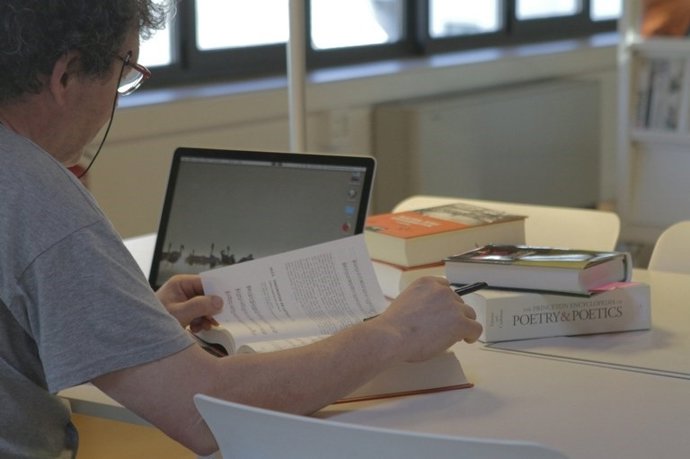 Gizon bat irakurtzen