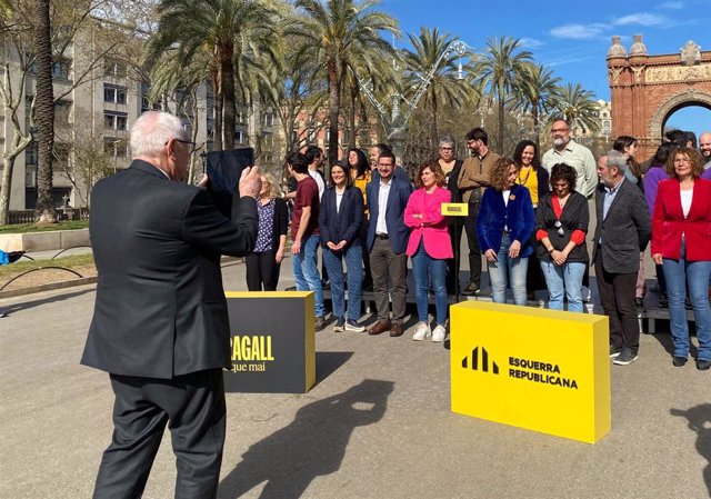 L'alcaldable d'ERC a Barcelona, Ernest Maragall, fa una fotografia dels integrants de la seva llista per a les eleccions municipals en l'acte de presentació aquest diumenge