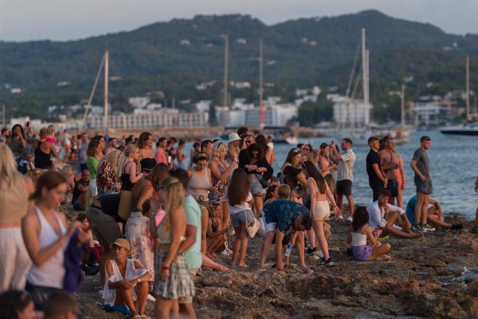 Archivo - Ambiente en Ses Variades, a 10 de agosto de 2022, en Ibiza, Baleares (España). Ses Variades es un tramo de costa rocosa, continuación de la bahía de Sant Antoni hacia el norte e integrado en el Paseo Marítimo de la localidad. Esta zona es de l