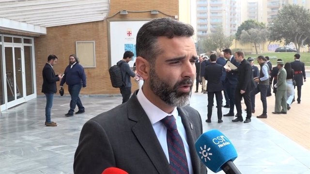 El portavoz de la Junta, Ramón Fernández-Pacheco, atiende a los medios a las puertas del Auditorio Maestro Padilla.