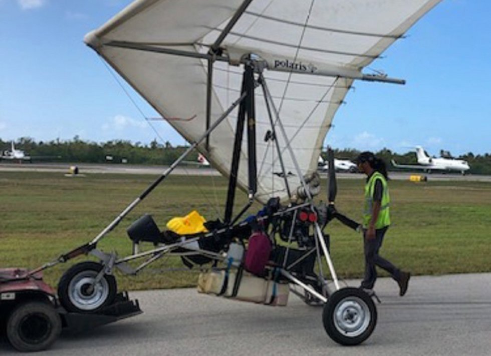 Ala delta con motor en la que dos migrantes cubanos han llegado a Florida, EEUU