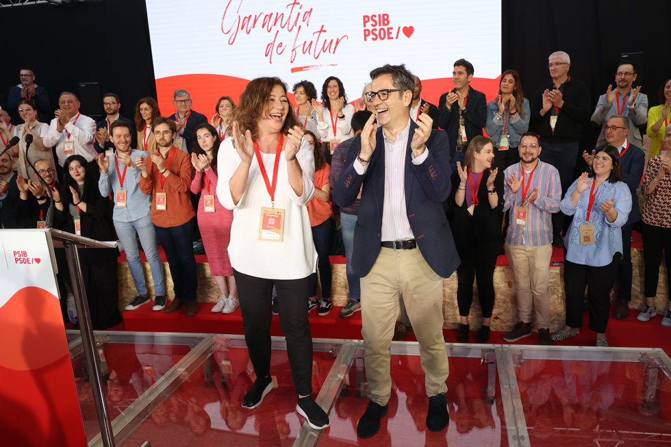 El ministro de la presidencia, Relaciones con las Cortes y Memoria Democrática, Félix Bolaños, y la secretaria general del PSIB-PSOE y candidata a revalidar la presidencia del Govern, Francina Armengol, en la Conferencia Política del PSIB-PSOE