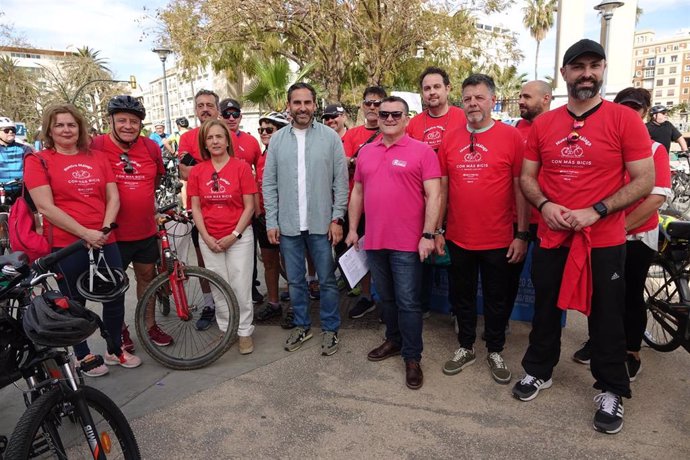 El candidato socialista a la Alcaldía de Málaga, Daniel Pérez,  junto a concejales y concejalas del grupo socialista, en la bicifestación convocada por el colectivo Ruedas Redondas