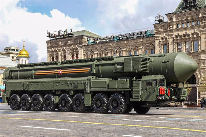 Archivo - HANDOUT - 09 May 2022, Russia, Moscow: A Russian Yars intercontinental ballistic missile launcher parades through Red Square during the Victory Day military parade marking the 77th anniversary of the victory over Nazi Germany during World War 