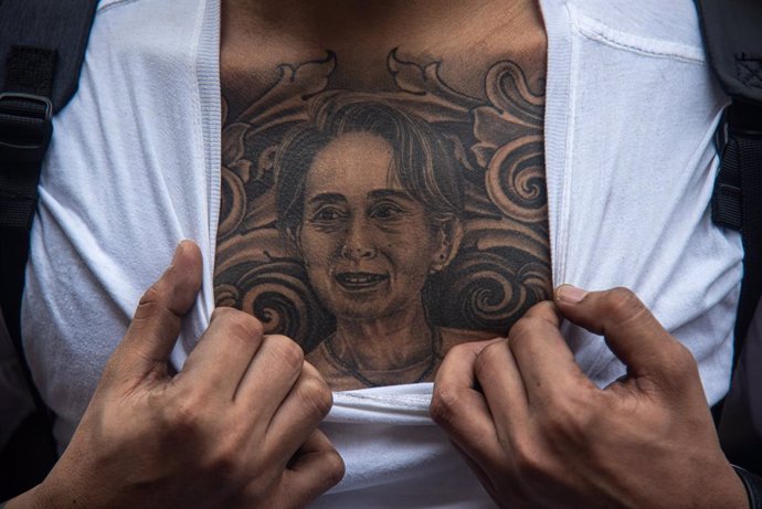 Archivo - February 1, 2023, Bangkok, Thailand: A protester reveals a tattoo of Aung San Suu Kyi on his chest during the demonstration. Burmese in Thailand gather outside the Myanmar Embassy in Bangkok to mark 2 years since the Myanmar military seized po