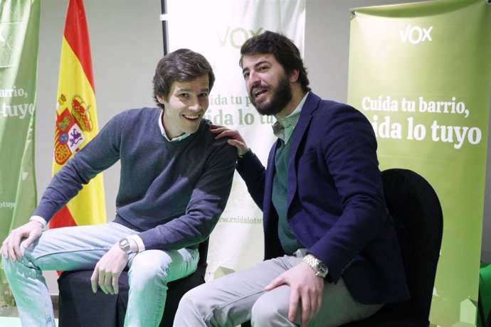 El candidato de Vox a la presidencia de La Rioja, Ángel Alda (i), y el vicepresidente de la Junta de Castilla y León, Juan García-Gallardo (d), 
