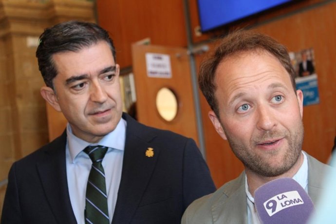 El presidente del PP en Jaén, Érik Domínguez, atiende a un medio de comunicación.