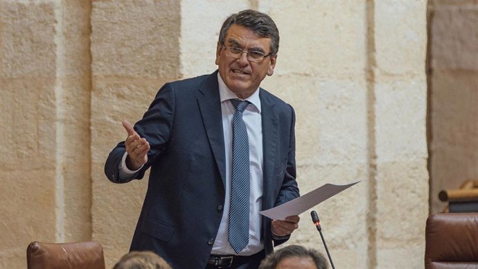 El parlamentario andaluz de Vox por Huelva y médico en ejercicio, Rafael Segovia, en una sesión plenaria.