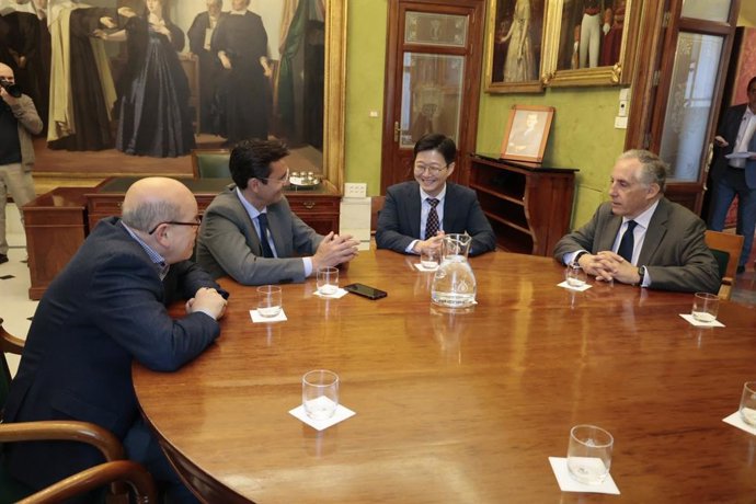 El alcalde de Granada, Francisco Cuenca, se reúne con el consejero delegado de la multinacional, Hyunsoo Park, y otros directivos de la multinacional coreana.