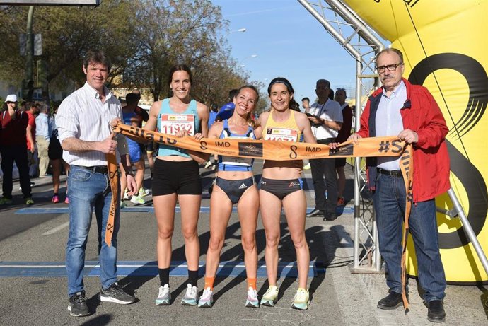 Guevara, con los ganadores de la Carrera Popular del Tamarguillo del circuito #Sevilla10.