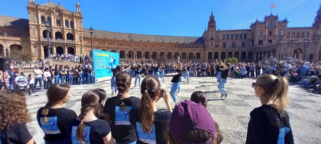 Coreografía grupal en la Plaza de España de Sevilla para concienciar sobre el cáncer de cuello de útero.