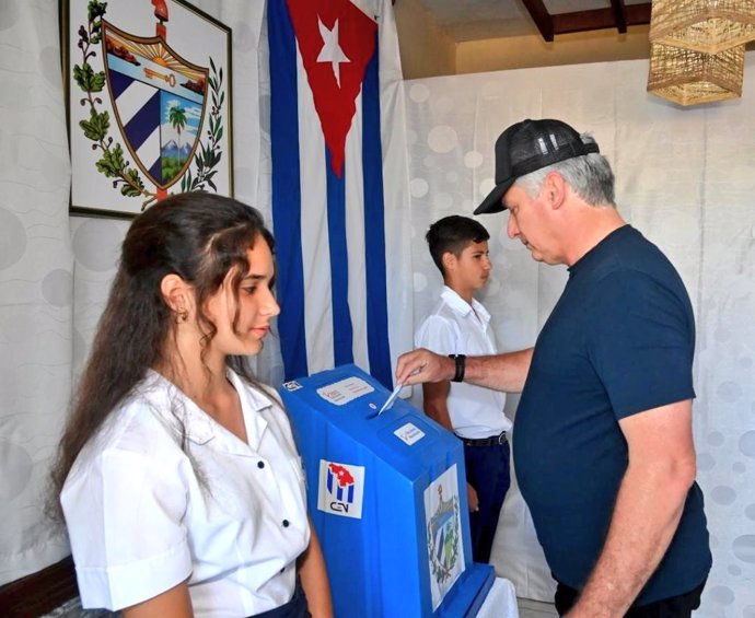 El presidente de Cuba, Miguel Díaz-Canel, vota en la ciudad de Santa Clara