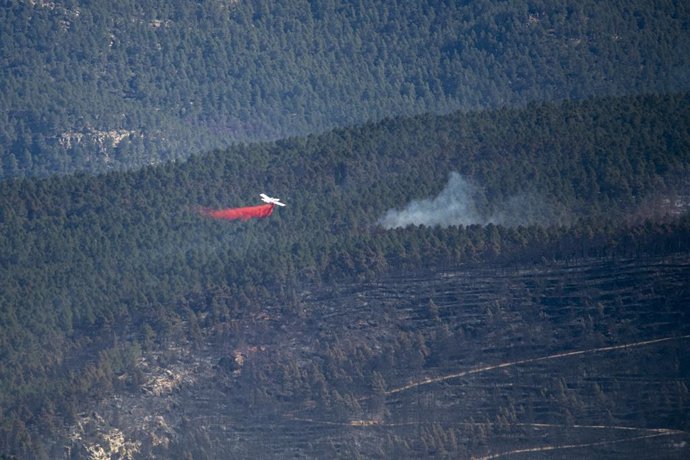 Un hidroavió sobrevola el barranc de la Maimona