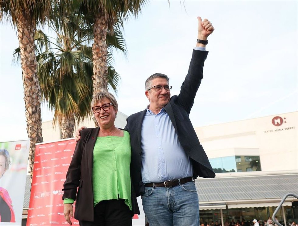 El portavoz del PSOE en el Congreso Patxi López y la alcaldesa de Sant Andreu de la Barca (Barcelona) este domingo