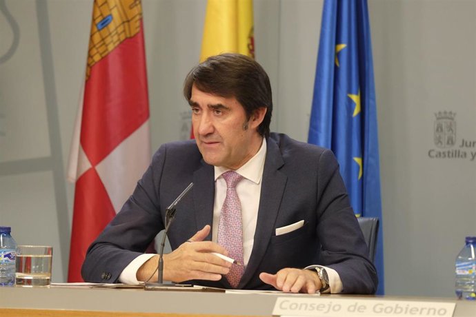 Archivo - El consejero de Fomento y Medio Ambiente de la Junta de Castilla y León, Juan Carlos Suárez-Quiñónes, en la rueda de prensa posterior al Consejo de Gobierno.