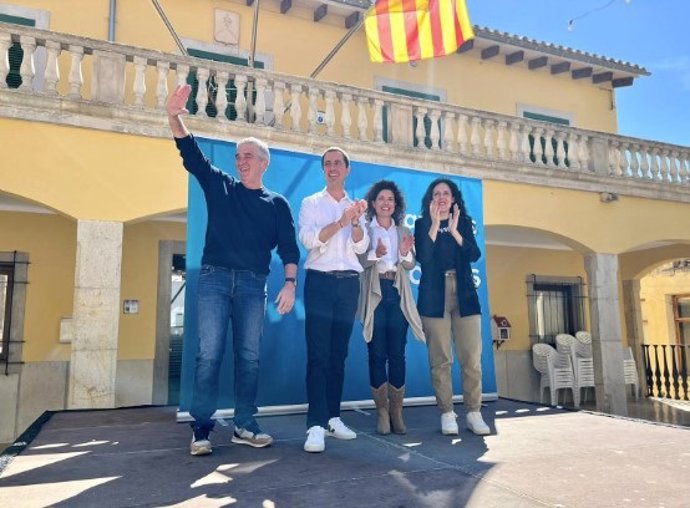 La candidata del PP la alcaldía de Monturi, Maria Elena Jaume Sastre, acompañada de la secretaria general del Partido en Baleares, Sandra Fernández, el presidente insular, Lloren Galmés, y el presidente de la Junta Local, Rafel Miralles