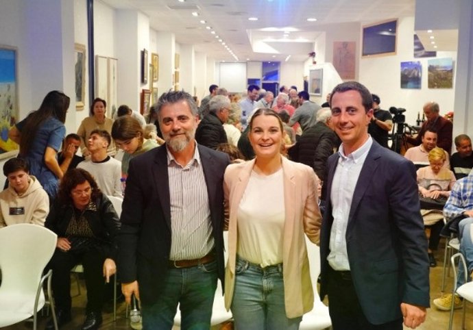 El candidato del PP a la alcaldía de Pollena, David Alonso, junto a la presidenta del Partido en Baleares, Marga Prohens, y presidente insular, Lloren Galmés