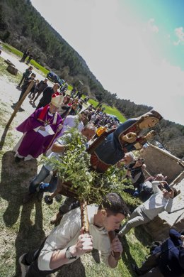 Conesa encapala la processó amb la imatge de la Mare de Déu