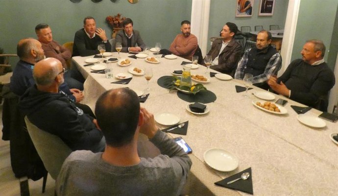 El candidato a la Alcaldía de Huelva y portavoz del Grupo Municipal de Ciudadanos (CS) en el Ayuntamiento de la capital, Guillermo García de Longoria, con representantes de clubes de fútbol base