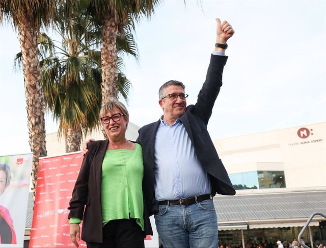 El portaveu del PSOE al Congrés Patxi López i l'alcaldessa de Sant Andreu de la Barca (Barcelona) aquest diumenge