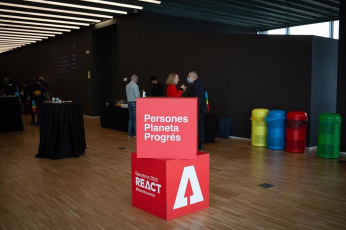 Archivo - Ambiente junto a un logo de React, el día de la inauguración de la segunda edición de las jornadas React, en el Disseny Hub Barcelona, a 30 de marzo de 2022, en Barcelona, Cataluña (España). 