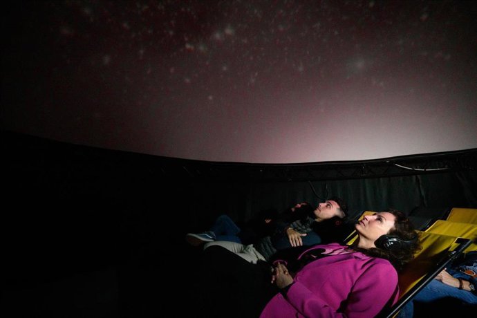 La alcaldesa se acerca al cielo de Almería y a los misterios de la astronomía a través del Planetario móvil.