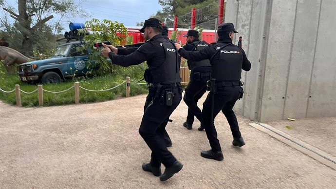 Policía Nacional en colaboración con el establecimiento 'Dinosaur Land' realizan un simulacro AMOK en Manacor