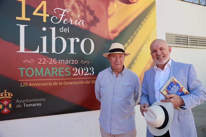 El escritor y dibujante Peridis, junto al periodista Jesús Vigorra, en la clausura del Feria del Libro de Tomares.
