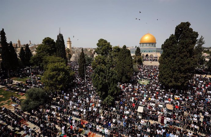 JERUSALEM, March 24, 2023  -- Muslims attend the first Friday prayer of Ramadan at the Al-Aqsa Mosque compound in the Old City of Jerusalem, on March 24, 2023.