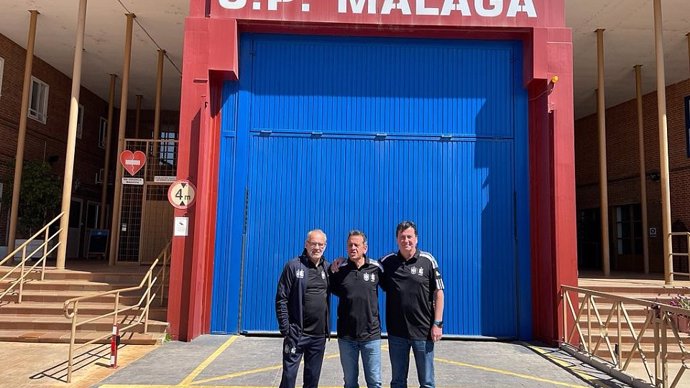 Julio Alberto, Estebaranz y José Ignacio visitan a los reclusos del centro penitenciario Málaga I dentro del programa social de la RFEF con Instituciones Penitenciarias