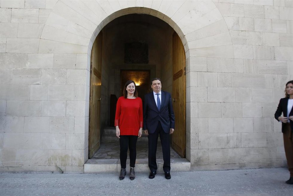 Archivo - La presidenta de Islas Baleares, Francina Armengol, recibe al ministro de Agricultura, Pesca y Alimentación, Luis Planas, en el Consolat de Mar de Palma de Mallorca. Archivo.