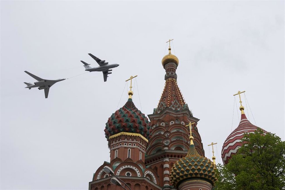 Un avión de reabastecimiento Il-78 y un bombardero estratégico Tu-160 en un desfile militar en Moscú
