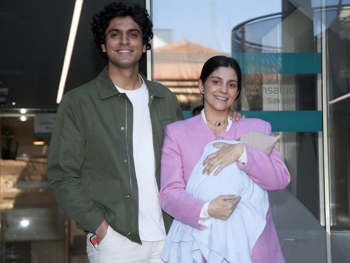 TOMÁS PÁRAMO Y MARÍA DE JAIME SALEN DEL HOSPITAL CON EL PEQUEÑO FEDERICO EN BRAZOS